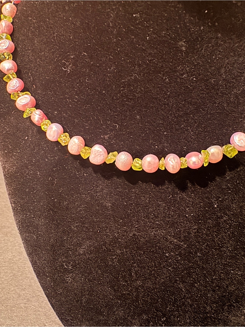 Choker Necklace Natural Pink Pearls with Green Peridot Spacers - Picture 2 of 4